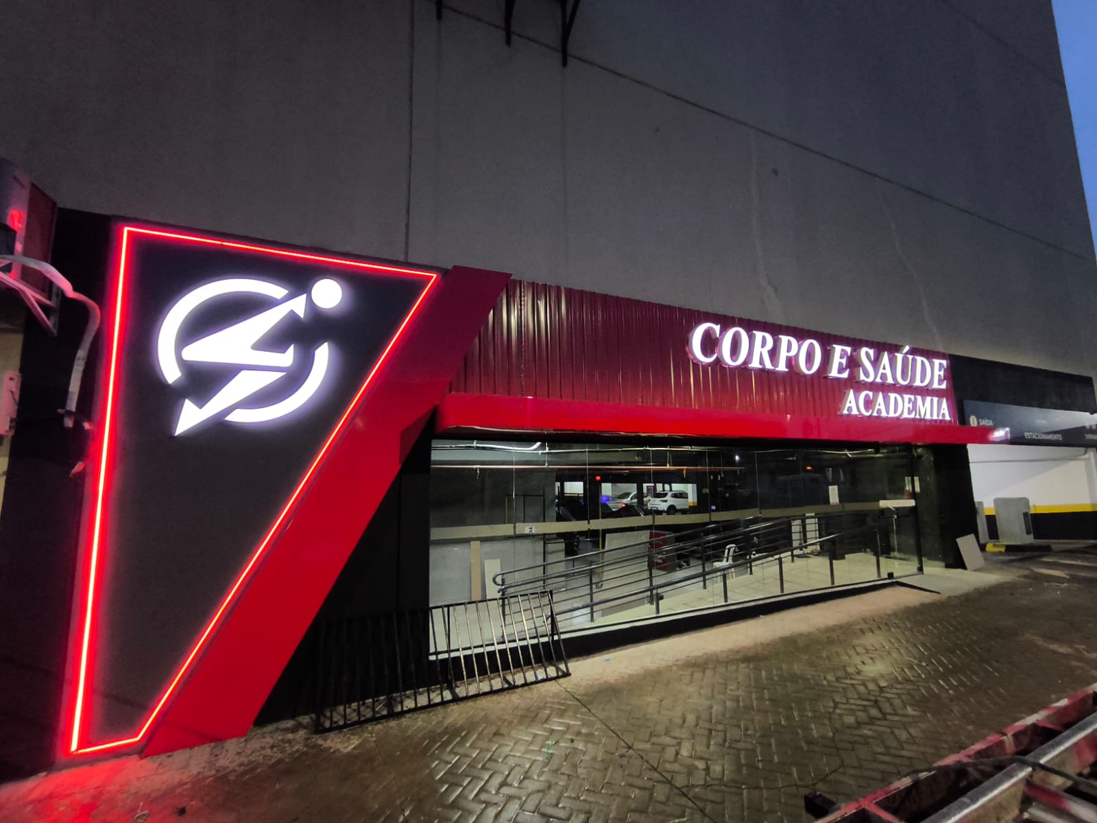 Fachada iluminada produzida pela Fábrica do ACM